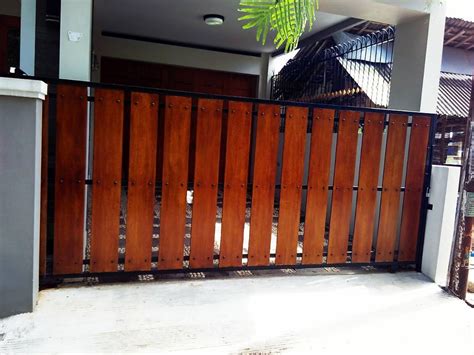 Sedangankan papan kayu tampak menutupi keseluruhan pagar. 59 Model Pagar Minimalis 2020 Untuk Rumah Minimalis ...