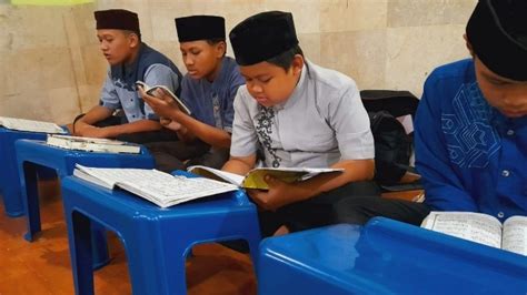 Suasana Para Penghafal Quran Pesantren Al Hilal Gegerkalong Menghafal