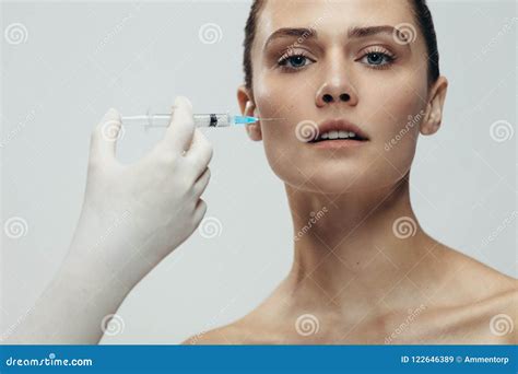 La Belle Femme Obtient Linjection Dans Son Visage Image Stock Image Du Anti Artificiel