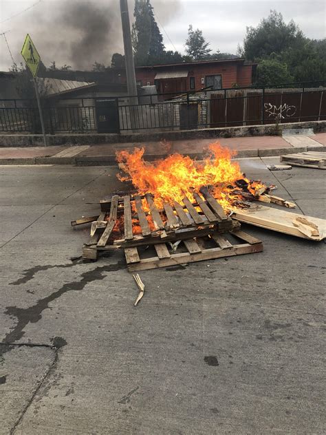 Barricadas En El Sector Los Poetas Tras Desalojo De Tomas