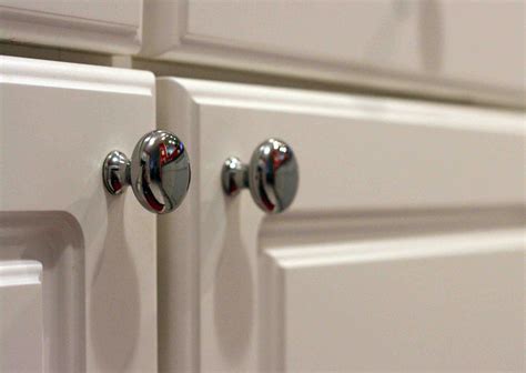 Bring tired kitchen cabinets back to life with a good cleaning, new hardware, a fresh finish and a few simple, creative accents. Choose The Best Contemporary Kitchen Cabinet Door Handles #774 | Kitchen Ideas