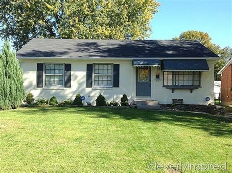 We live in a 1970s brick ranch. Remodelaholic | Real Life Rooms: Updated Ranch Curb Appeal
