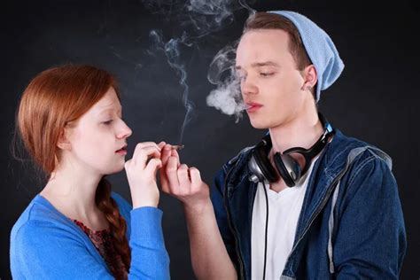 ⬇ Скачать картинки Teens Smoking Weed стоковые фото Teens Smoking Weed