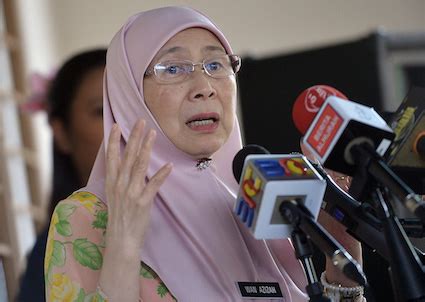 Born 3 december 1952) is a malaysian politician who served as the 12th deputy prime minister and minister. Wan Azizah hints Agong did not want Mahathir to become PM ...