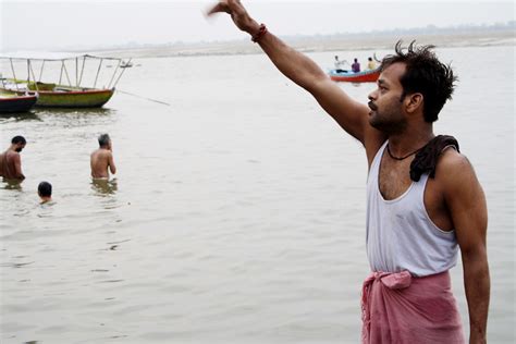 インド旅行6日目 インドのガンジス川で沐浴、水が汚いから下痢になるらしい！ インド旅行