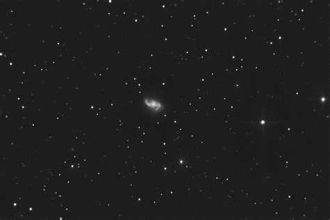 Imagem da galáxia ngc 2608 tirada pelo telescópio hubble. NGC 2608
