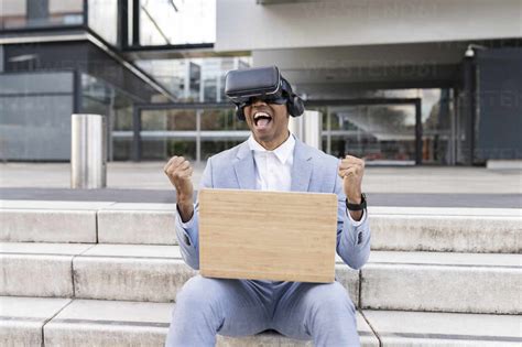 Glücklicher Geschäftsmann Mit Laptop Der Einen Virtual Reality Simulator Trägt Und Mit Den