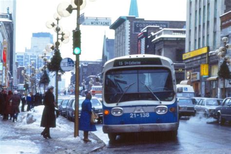 bus de la ligne 15 sur la rue sainte catherine ouest à l angle de la rue de la montagne 1984