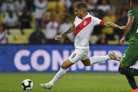 Career stats (appearances, goals, cards) and transfer history. Paolo Guerrero, Der Peruaner, Der Oliver Khan Besiegte ...