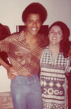 Was a student from kenya when he met obama's mother in. Is this photo of Obama's mother photoshopped? | Metabunk