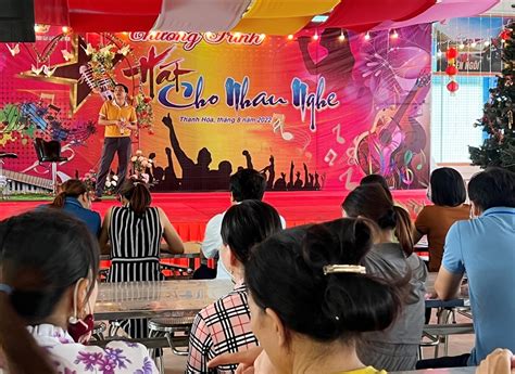 Thanh Hóa: Tổ chức hội thi hát karaoke cho công nhân ngay tại nhà ăn