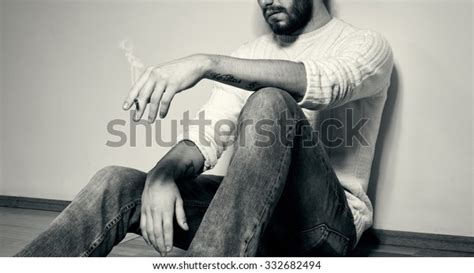 Sad Handsome Man Cigarette 库存照片（立即编辑）332682494