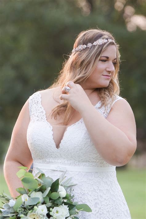 To All Our Curvy Brides This Is A Bridal Shoot Youll Love Weddingchicks Curvy Bride