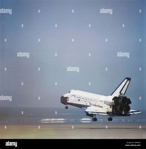 Sts 1 Space Shuttle Columbia Landing 1981 Stock Photo Alamy