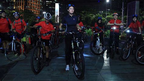 Nadine Chandrawinata Gowes Sepeda Di Jalur Pipa Gas Photo Fimela Com