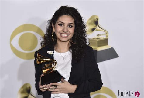 Alessia Cara Con Su Galardón En Los Premios Grammy 2018 Alfombra Roja