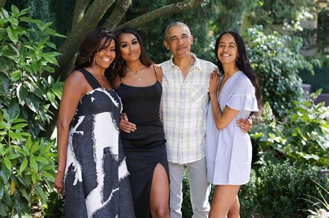 Família de barack obama (ca); Why Barack Obama Dedicated Memoir to Wife Michelle ...