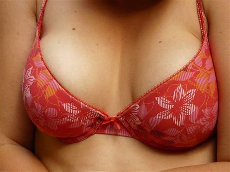9 Ways To Tell If Having Sore Breasts Is Normal Or Cause For Concern