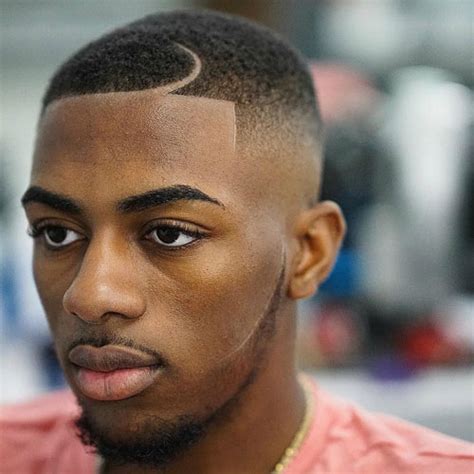 Fauxhawk with taper fade in need of a style fit for a pop star? Raie sur le côté - coiffure homme noir et métis ...