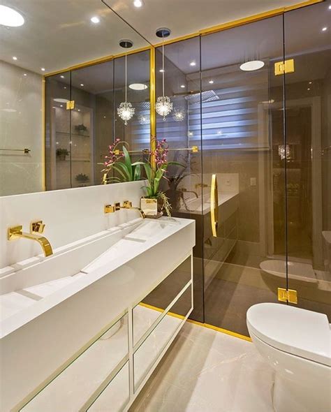 Banheiro luxuoso em branco e dourado Autoria do Projeto Iara Kilaris Sigam também shoppdec