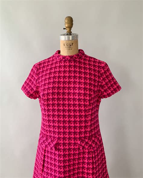 vintage 1960s pink houndstooth wool shift dress medium m