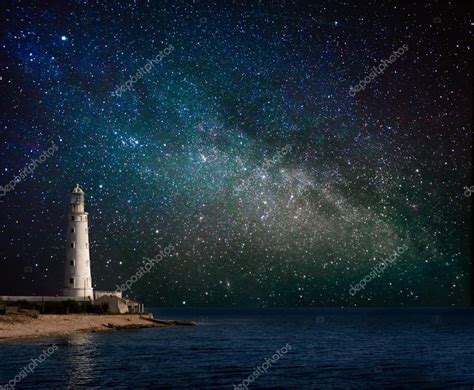 Download Lighthouse At Night — Stock Image 24810959 Foto