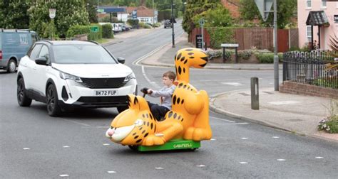 Il Transforme Un Fauteuil Roulant Lectrique En Une Voiture L Effigie De Garfield Le Cadeau