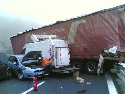 Il primo, avvenuto in tarda mattinata, non ha avuto fortunatamente gravi conseguenze, con un'auto e un camion coinvolti nello scontro, in cui una coppia di parma è rimasta. Incidente sull'Autostrada, bloccato traffico verso l ...