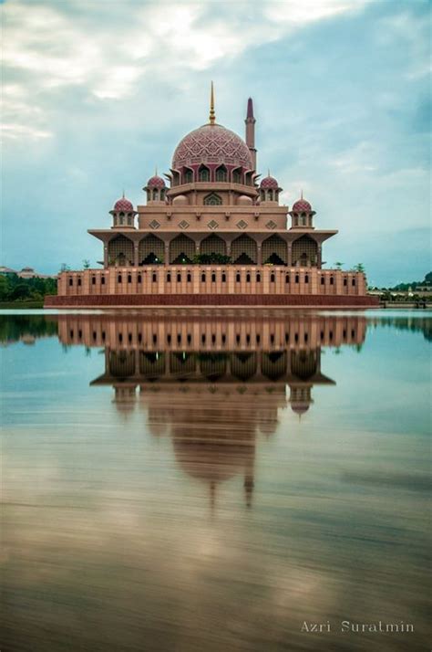 Her adjacent sister city, cyberjaya, is built along the same lines, but is aimed at attracting the it industry. Gambar Putrajaya Malaysia