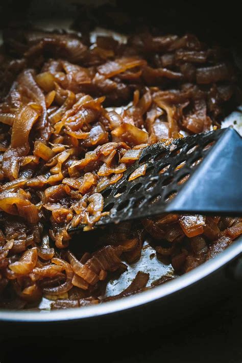 Caramelized Onions Recipe with Video! {How to Caramelize Onions}