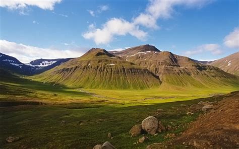 This civilized fringe is however narrow, and as one moves inland, the farmland fades quickly and a volcanic wasteland prevails. Best of Flickr: 20 Icelandic landscapes that will leave ...