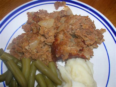 This is a great comfort meal your entire family will love. Grandma A's Meatloaf / Six Sisters' Stuff | Six Sisters' Stuff