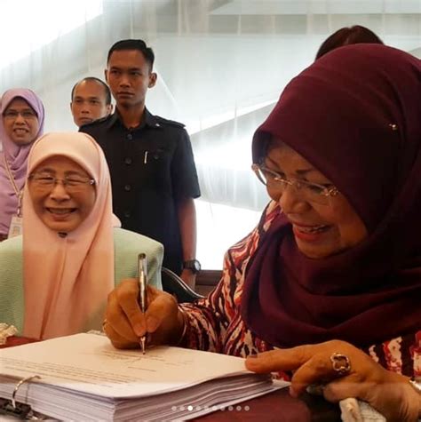 Bahasa melayu fasa 2 m2 group stage kejohanan dunia mlbb 2020 singapura. Datuk Seri Rohani Serah Tugas, Datuk Seri Dr Wan Azizah ...