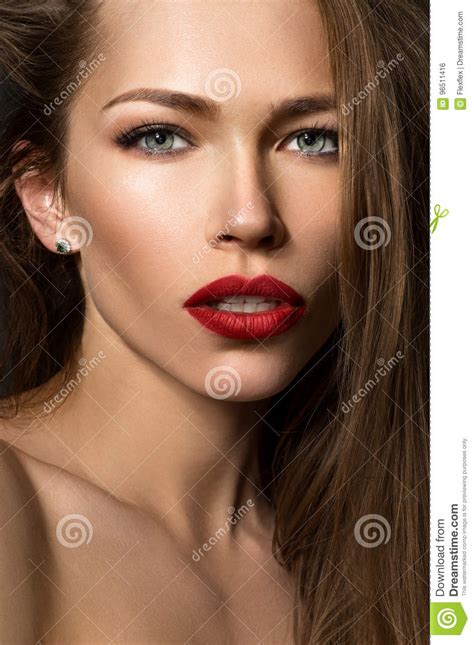 bella ragazza con gli orli rossi fotografia stock immagine di ragazza umano 96511416