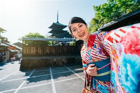 Premium Photo Traveler Trying On Kimono And Taking Selfie With The Famous Pagoda In Kyoto