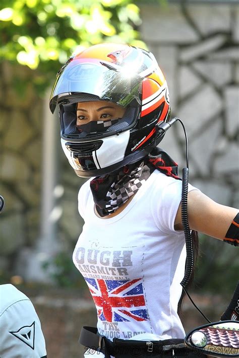 Girl With Motorcycle Helmet Grote Interesse In Motors Pinterest