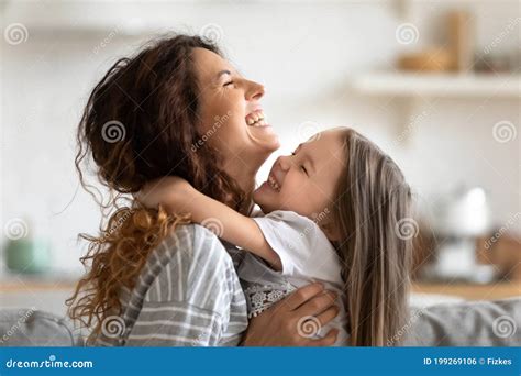 Cerrar A Una Joven Y Feliz Madre E Hija Abrazándose Y Riendo Foto De