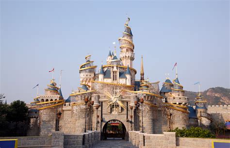 A Look At Hong Kong Disneylands Tinker Bell Castle Disney Parks Blog