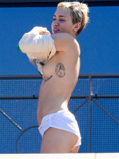 Miley Cyrus Nuda 30 Anni In Topless On A Hotel Balcony In Sydney