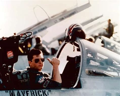 Top Gun 1986 Tom Cruise Gives Thumbs Up Sat In F 14 Tomcat Maverick