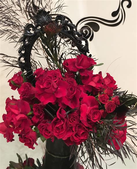 Send Gorgeous In Red In Glendale Ca From Laazati The Best Florist In Glendale All Flowers Are