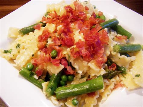 Pasta mit grünem Spargel Erbsen und Speck