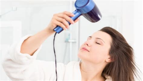 洗完头发精油怎么用 洗完头发精油的使用方法 手工客