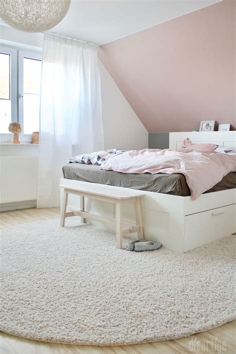 Du kannst eine dachschräge auch mit farbe in szene setzen: Fam. Z. | Schlafzimmer | Rosé, Grau, Weiß | Zimmer ...