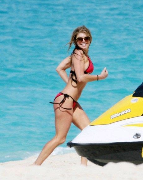 Fergie On The Beach 10 Photos Izismile Com