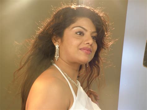 Picmusiq Swathi Varma Hot Cleavage Stills In Saree From Nirmala Aunty Movie