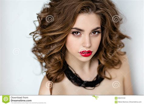 retrato de uma morena glamoroso bonita com cabelo encaracolado e b foto de stock imagem de