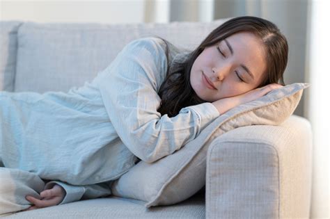 ソファで寝るのは体に悪い？その理由と最適なソファの選び方をご紹介。｜ブログ｜札幌・青山のオーダーソファ Blocco（ブロッコ）