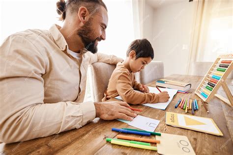 Aprendiendo Matemáticas Padre E Hijo Escribiendo En Un Libro En Casa