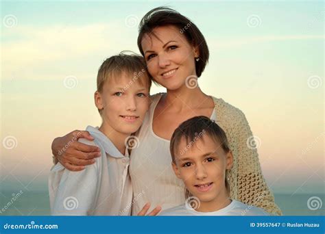 Maman Avec Ses Enfants Image Stock Image Du Normal Adulte 39557647